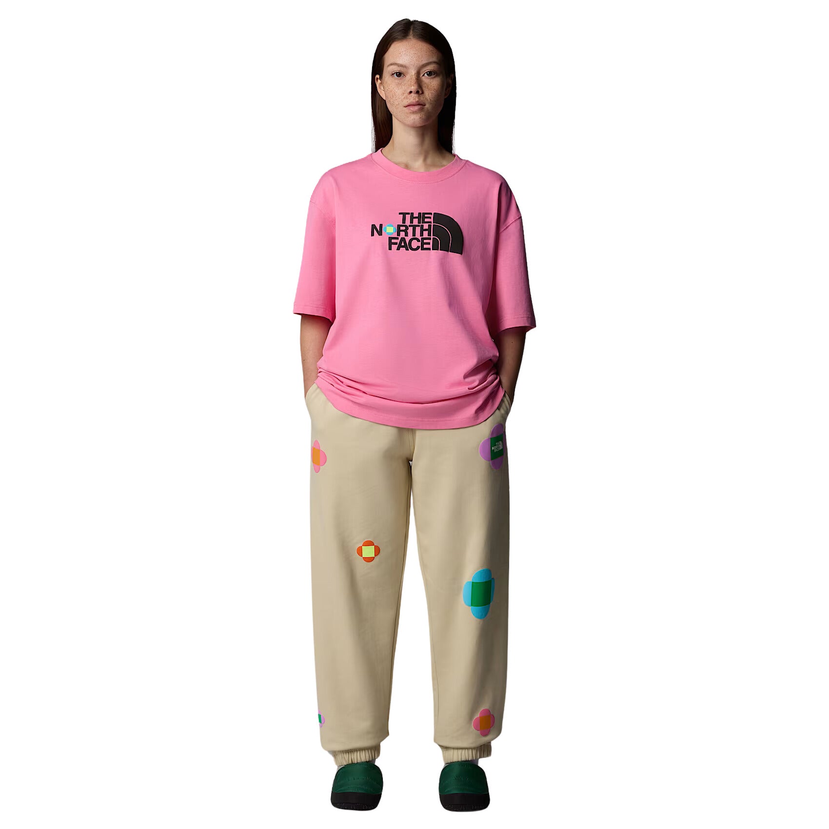 Mujer con la Camiseta The North Face TNF X Yinka Ilori S/S Tee Gamma Pink vista completa