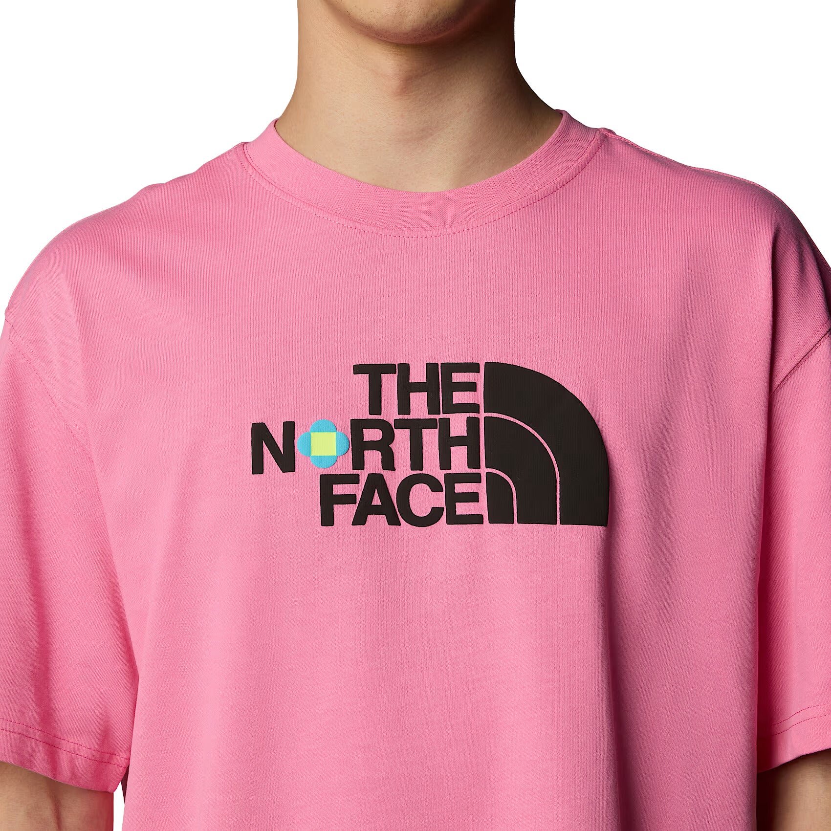 Hombre con la Camiseta The North Face TNF X Yinka Ilori S/S Tee Gamma Pink pecho