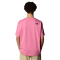 Hombre con la Camiseta The North Face TNF X Yinka Ilori S/S Tee Gamma Pink espalda