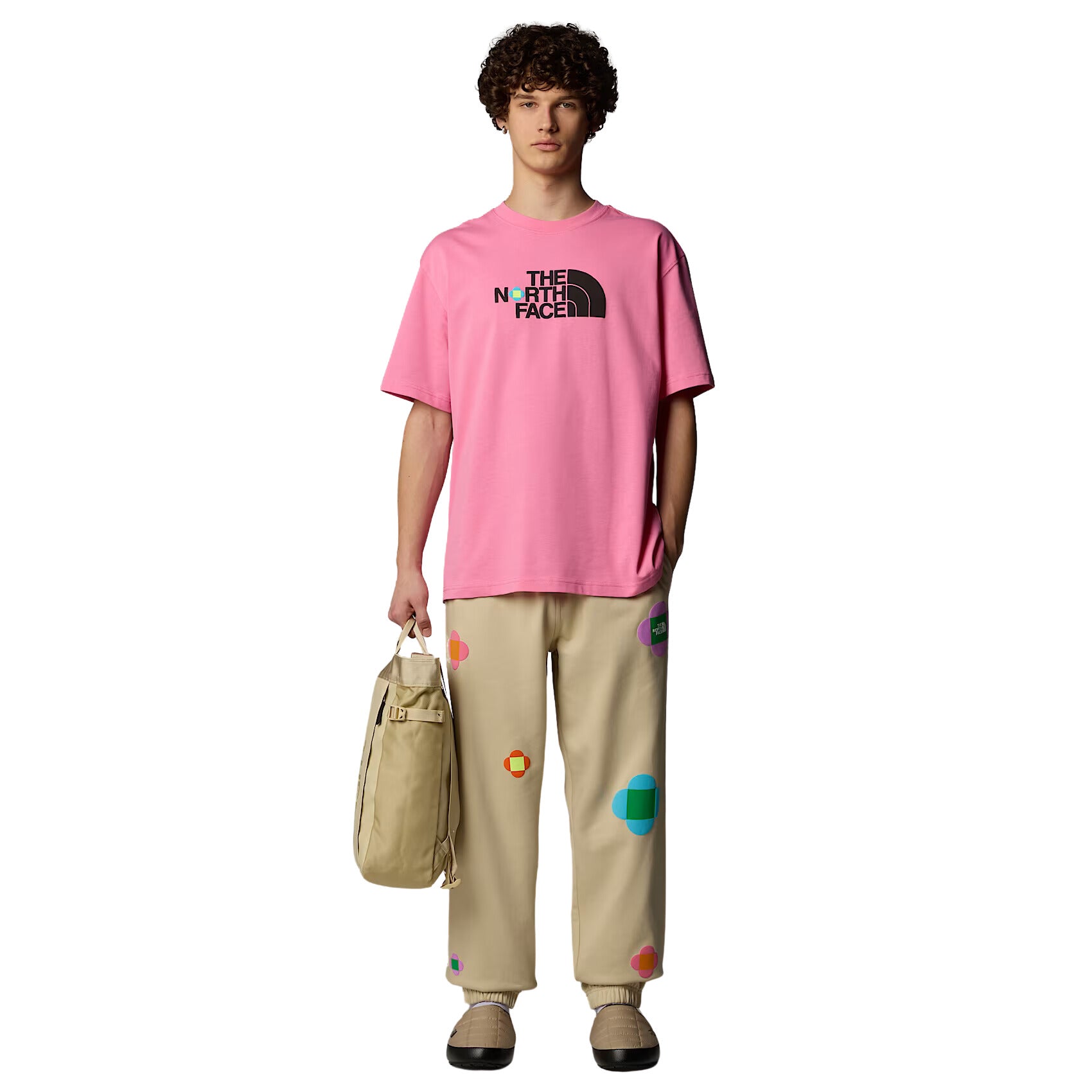 Hombre con la Camiseta The North Face TNF X Yinka Ilori S/S Tee Gamma Pink vista completa