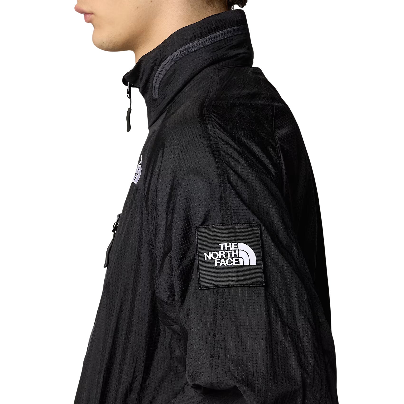 Hombre con la Chaqueta The North Face x Yinka Ilori Windshell Negra izquierda