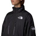 Mujer con la Chaqueta The North Face x Yinka Ilori Windshell Negra lateral