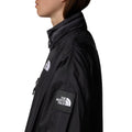 Mujer con la Chaqueta The North Face x Yinka Ilori Windshell Negra izquierda