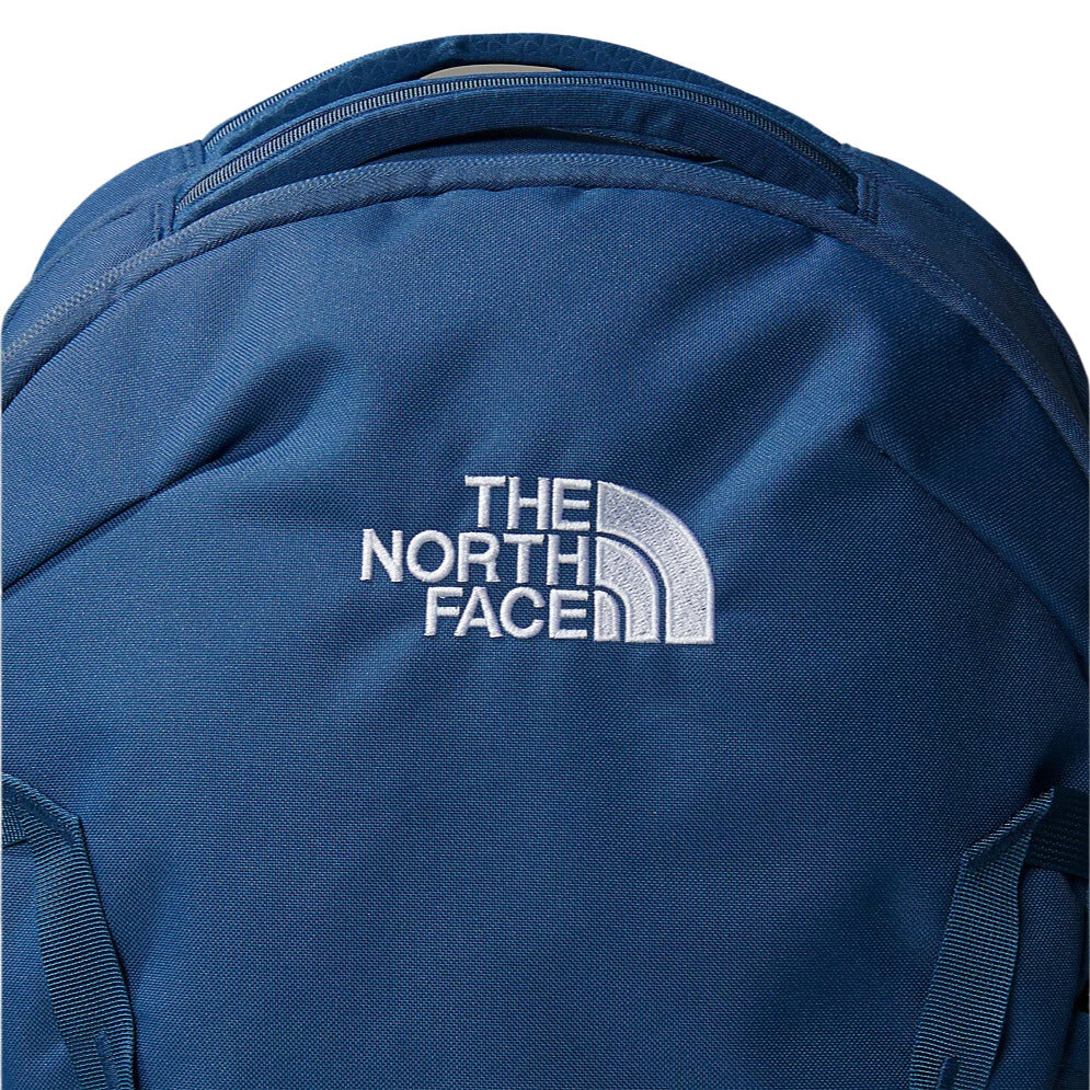 Logo The North Face bordado en blanco en la Mochila The North Face Vault azul 