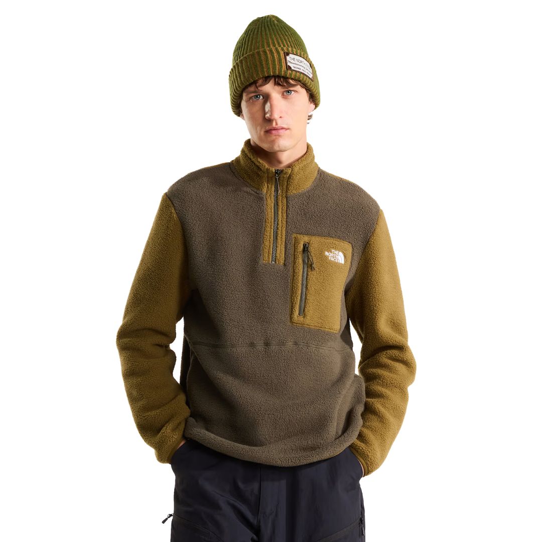 Retrato frontal de modelo con la chaqueta polar The North Face Yumiori 1/4 Zip en New Taupe Green/Caraway Seed y gorro a juego, con cremallera medio abierta.