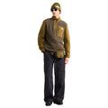 Modelo de cuerpo entero con la chaqueta The North Face Yumiori 1/4 Zip New Taupe Green/Caraway Seed combinada con pantalón técnico y riñonera de la marca.