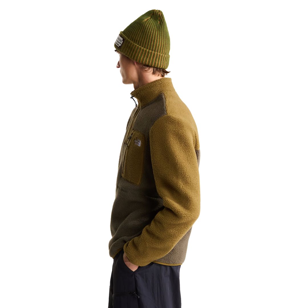 Vista lateral de la chaqueta polar The North Face Yumiori 1/4 Zip en New Taupe Green/Caraway Seed, con gorro a juego y ajuste de corte estándar bien visible.