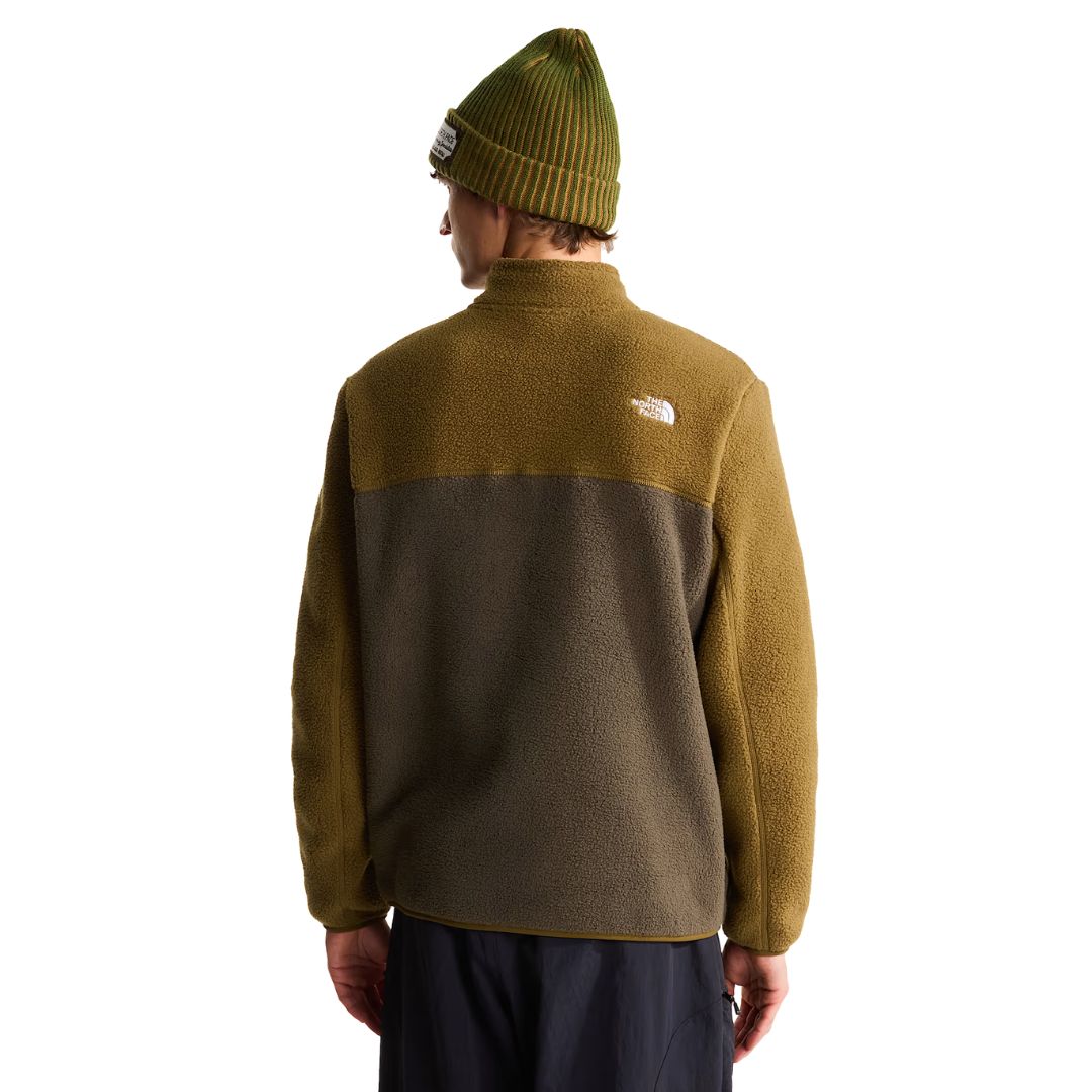 Modelo visto de espaldas con la chaqueta polar The North Face Yumiori 1/4 Zip New Taupe Green/Caraway Seed, mostrando el logotipo bordado en la parte superior.