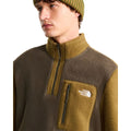 Primer plano del cuello y bolsillo de la chaqueta The North Face Yumiori 1/4 Zip en New Taupe Green/Caraway Seed, con cremallera VISLON y logo bordado visible.