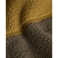 Detalle macro del tejido high-pile fleece de la chaqueta The North Face Yumiori 1/4 Zip en New Taupe Green/Caraway Seed, mostrando la costura de unión entre ambos tonos.