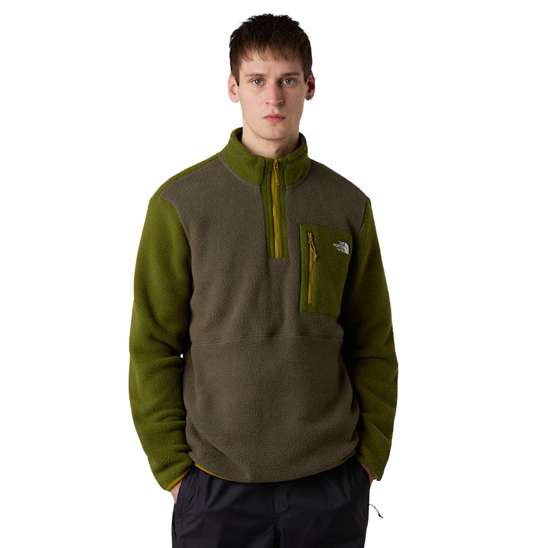 Modelo vistiendo la chaqueta polar The North Face Yumiori 1/4 Zip en color New Taupe Green, vista frontal.