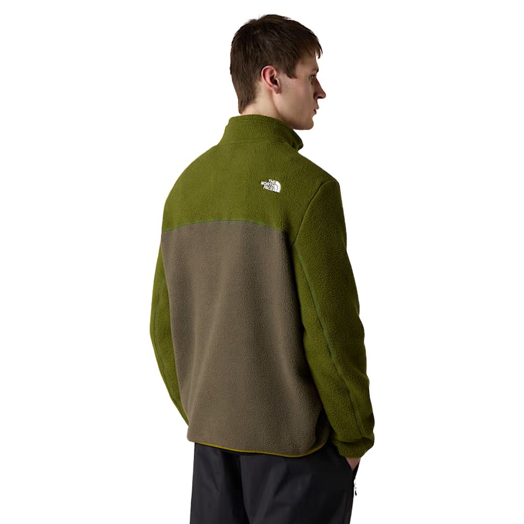 Modelo de espaldas con la chaqueta polar The North Face Yumiori 1/4 Zip en color New Taupe Green, vista trasera completa.