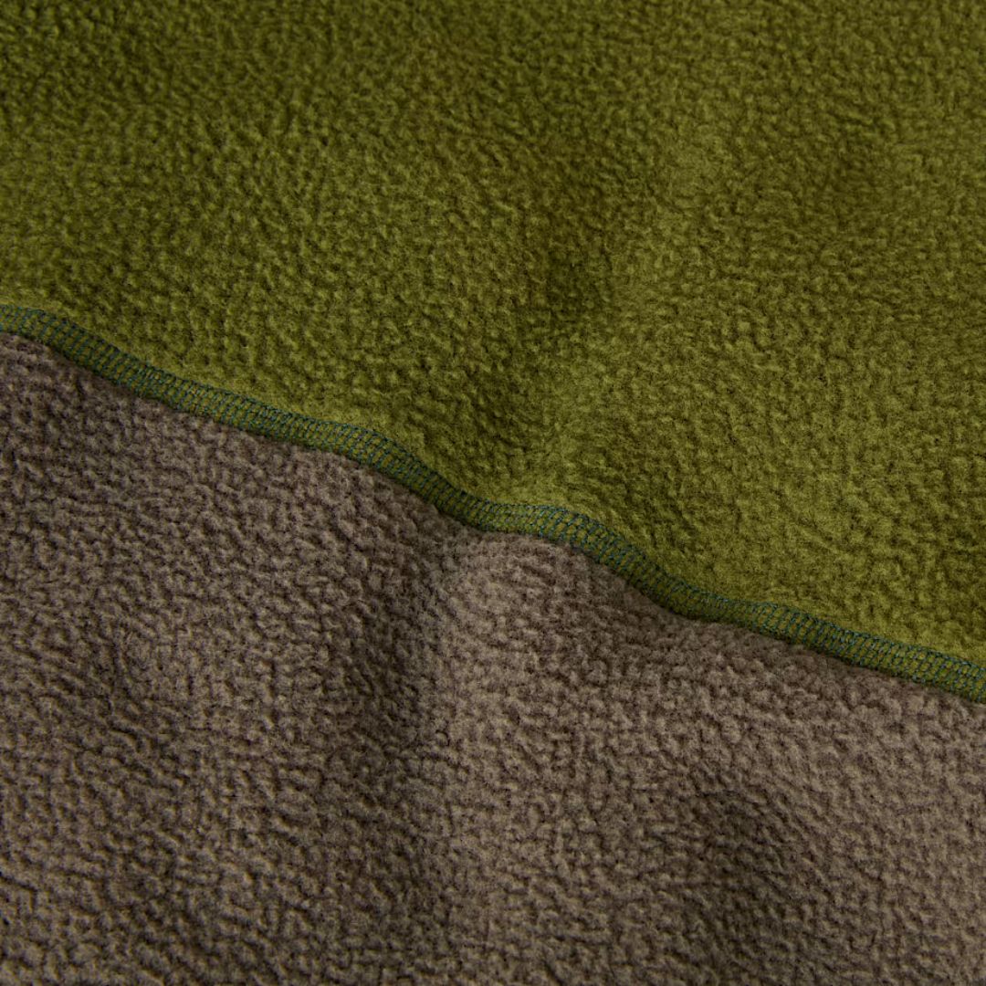 Detalle del tejido polar de la chaqueta The North Face Yumiori 1/4 Zip en color New Taupe Green.