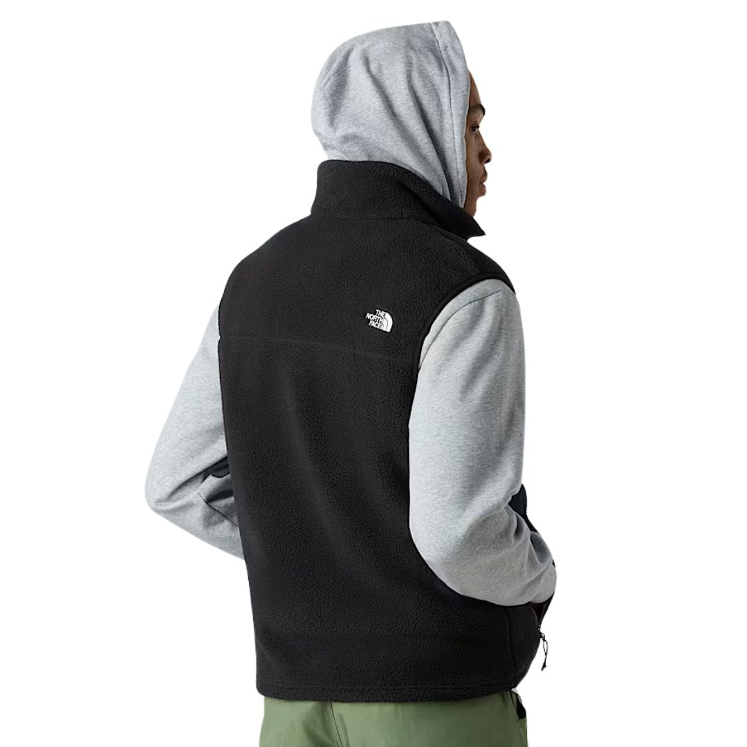 Vista trasera del chaleco The North Face Yumiori Vest negro combinado con sudadera gris.