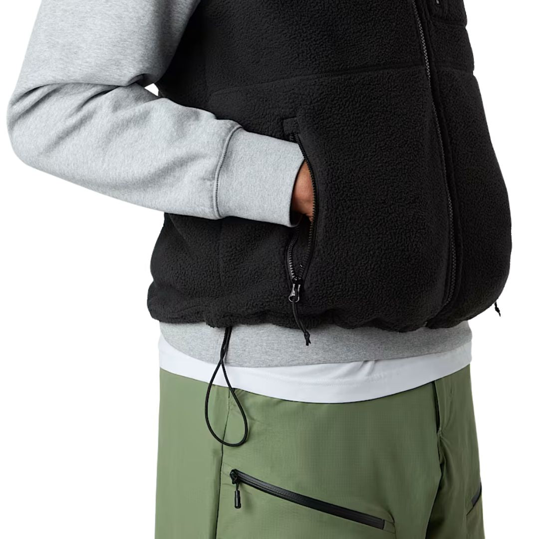 Detalle de los bolsillos laterales del chaleco The North Face Yumiori Vest en negro.