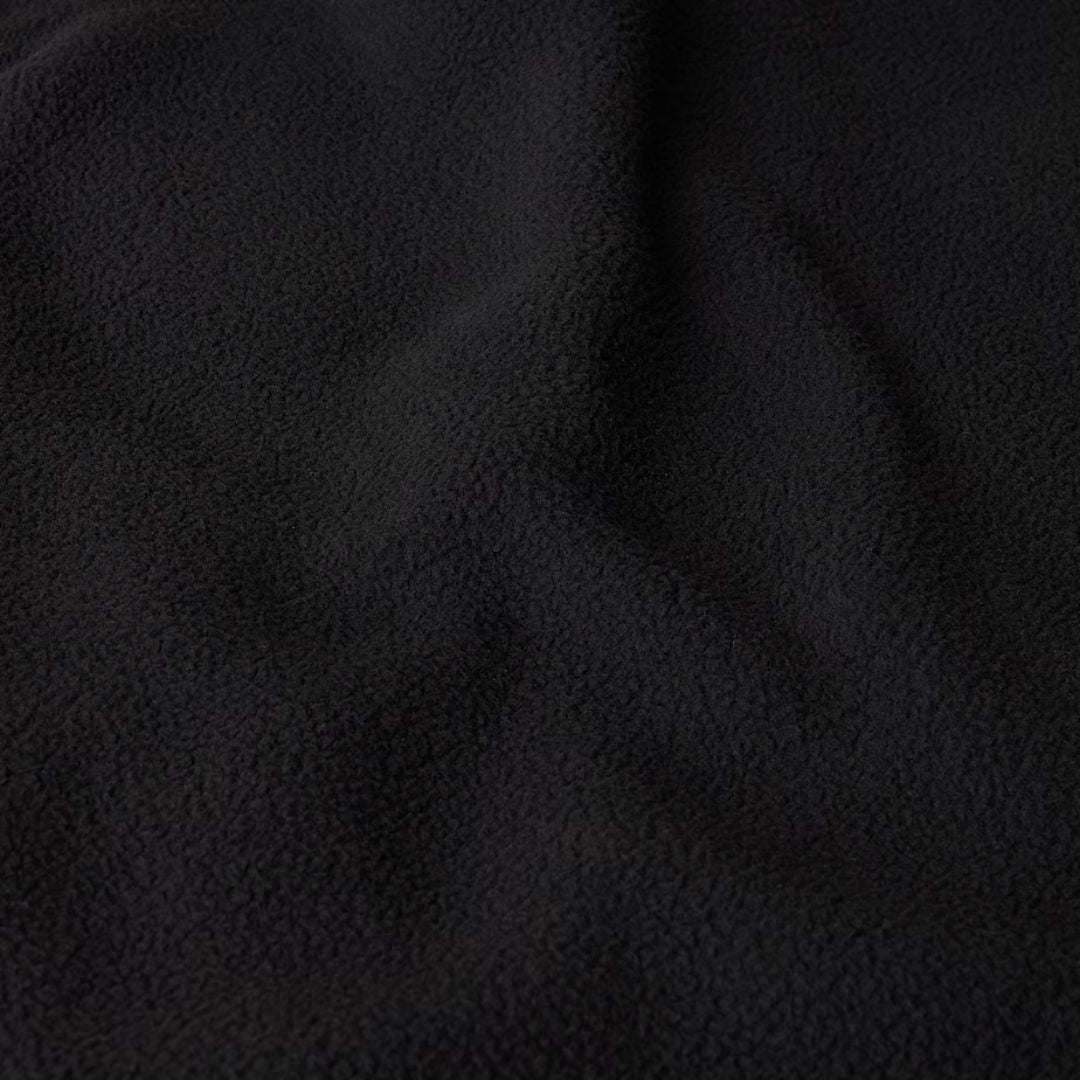 Detalle del tejido polar negro del chaleco The North Face Yumiori Vest.