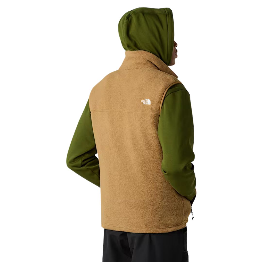 Modelo vistiendo chaleco The North Face Yumiori Vest color Utility Brown, vista trasera con capucha verde.