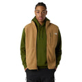 Modelo vistiendo chaleco polar ligero The North Face Yumiori Vest color Utility Brown, vista frontal.