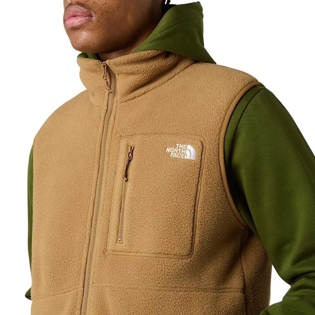 Vista en detalle del pecho y bolsillo con cremallera del chaleco The North Face Yumiori Vest en color Utility Brown.