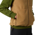 Detalle de bolsillo lateral con cremallera del chaleco The North Face Yumiori Vest en color Utility Brown.