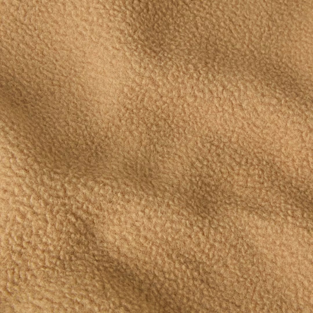 Detalle de la textura del tejido polar del chaleco The North Face Yumiori Vest en color Utility Brown.