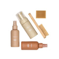Composición plana con los elementos del UGG Care Kit Cleaner: Shoe Renew, Cleaner and Conditioner, Protector, cepillo de bambú y eliminador de rozaduras.