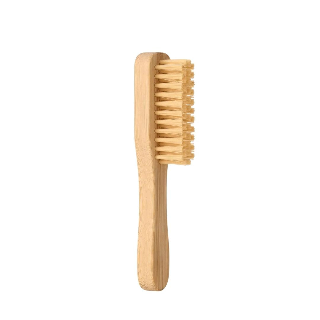 Cepillo de bambú del UGG Care Kit Cleaner con cerdas naturales, usado para retirar la suciedad superficial y reavivar el pelo de la piel de oveja y el ante.