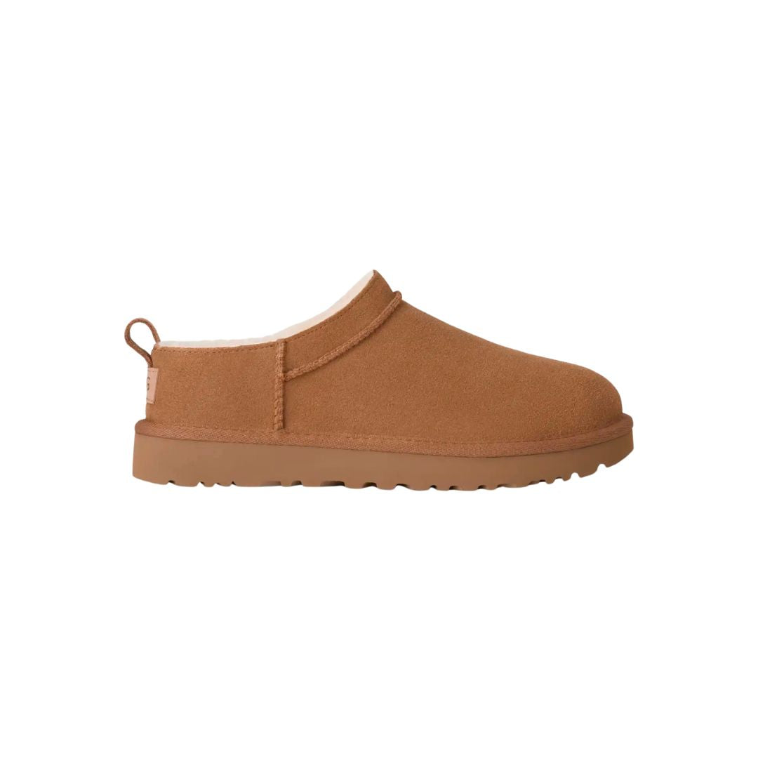 Vista lateral derecha de las botas UGG Classic Micro color Chestnut con ribete textil reciclado.