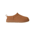 Vista lateral derecha de las botas UGG Classic Micro color Chestnut con ribete textil reciclado.