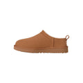 Vista lateral izquierda de las botas UGG Classic Micro color Chestnut con empeine de ante.
