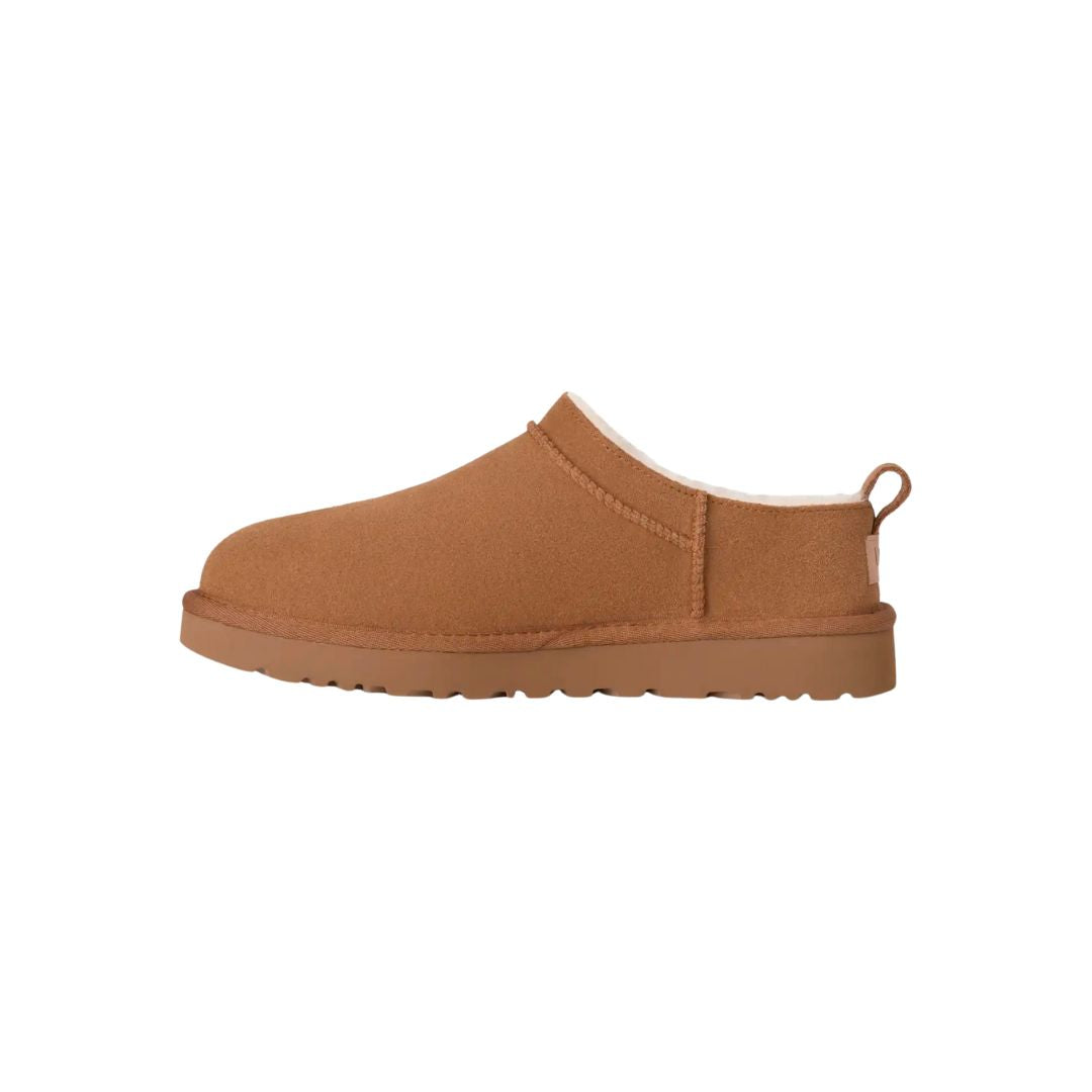 Vista lateral izquierda de las botas UGG Classic Micro color Chestnut con empeine de ante.