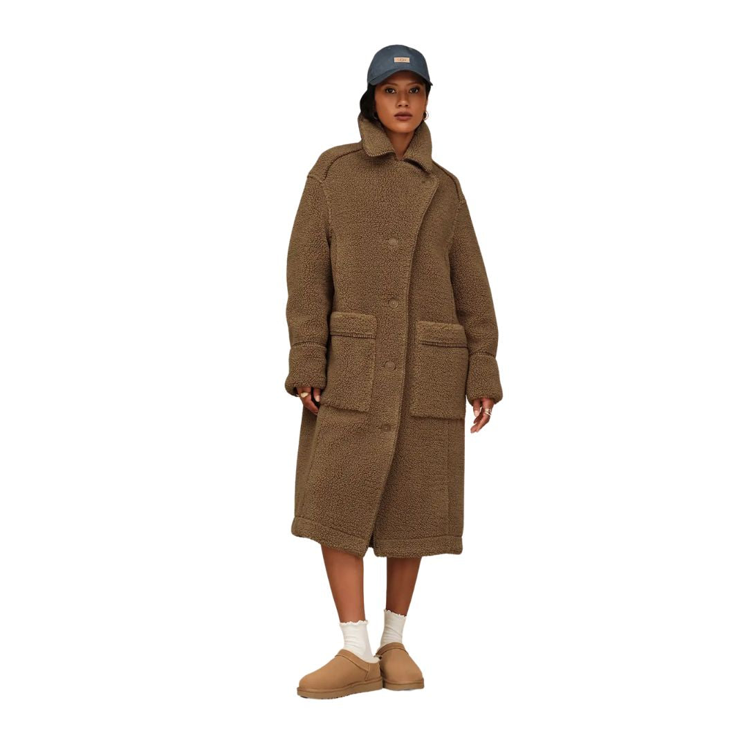 Vista frontal completa de las botas UGG Classic Micro color Chestnut para mujer, estilo casual de perfil bajo.