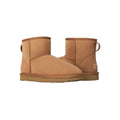 Par de botas UGG Classic Mini II color Chestnut en vista frontal y lateral para mostrar el diseño completo.