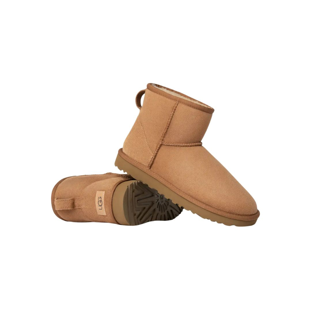 Bota UGG Classic Mini II color Chestnut en vista lateral izquierda con suela Treadlite by UGG.