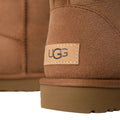 Detalle del talón de la bota UGG Classic Mini II color Chestnut con logotipo UGG bordado.