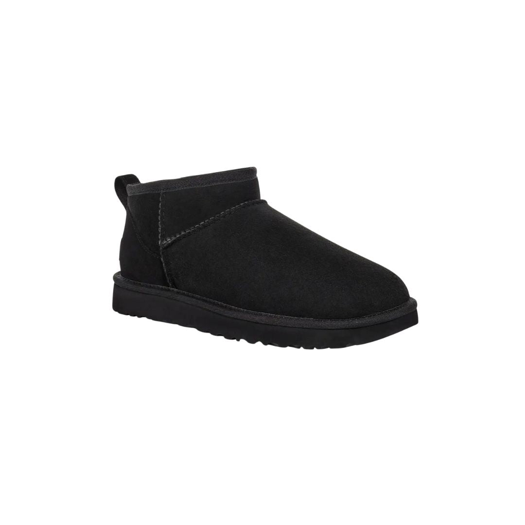 Par de botas UGG Classic Ultra Mini color Black en vista frontal y lateral para mostrar el diseño completo.