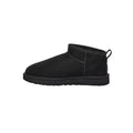 Bota UGG Classic Ultra Mini color Black en vista lateral izquierda con suela Treadlite by UGG.
