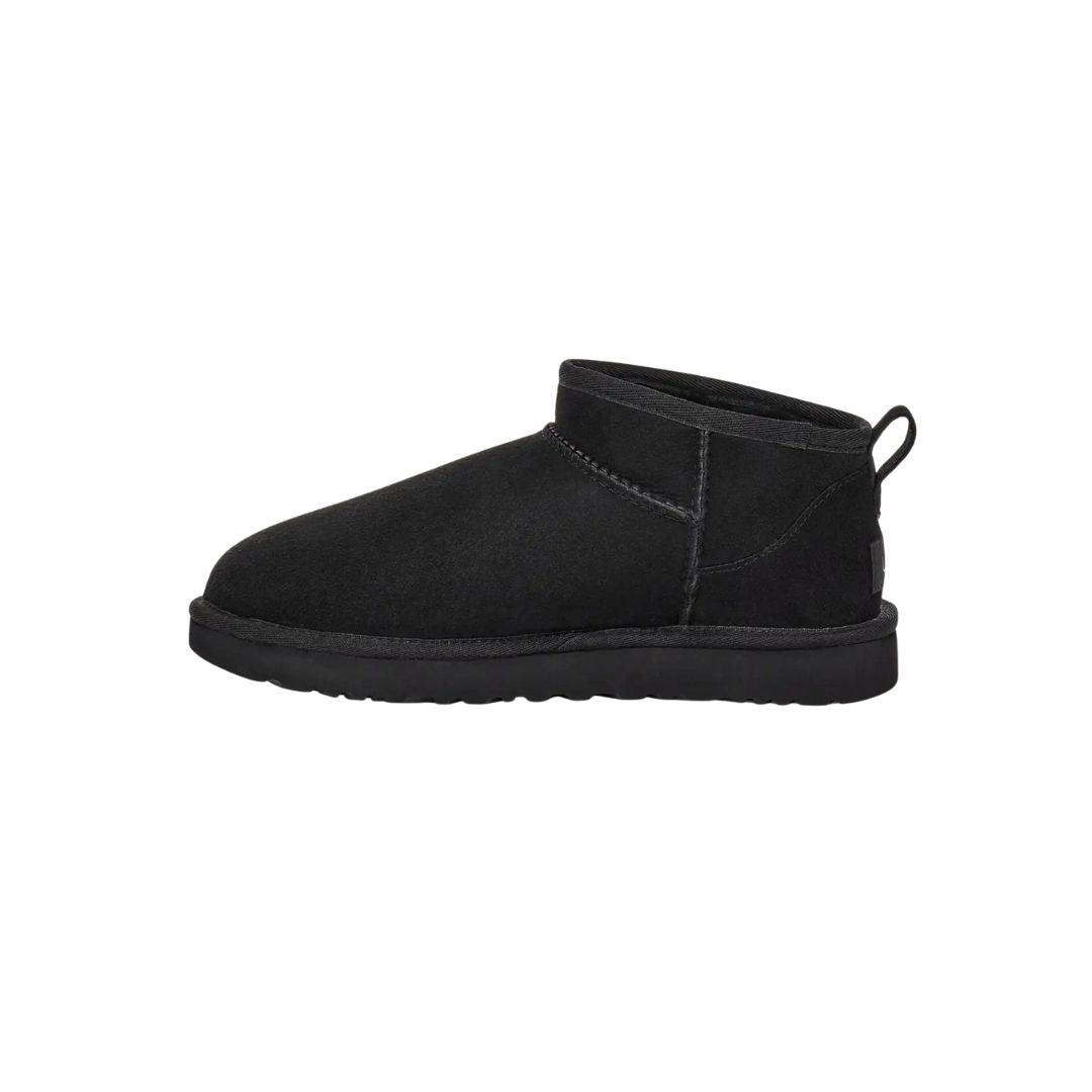 Bota UGG Classic Ultra Mini color Black en vista lateral izquierda con suela Treadlite by UGG.
