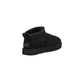 Bota UGG Classic Ultra Mini color Black en vista trasera mostrando talón con logo UGG.