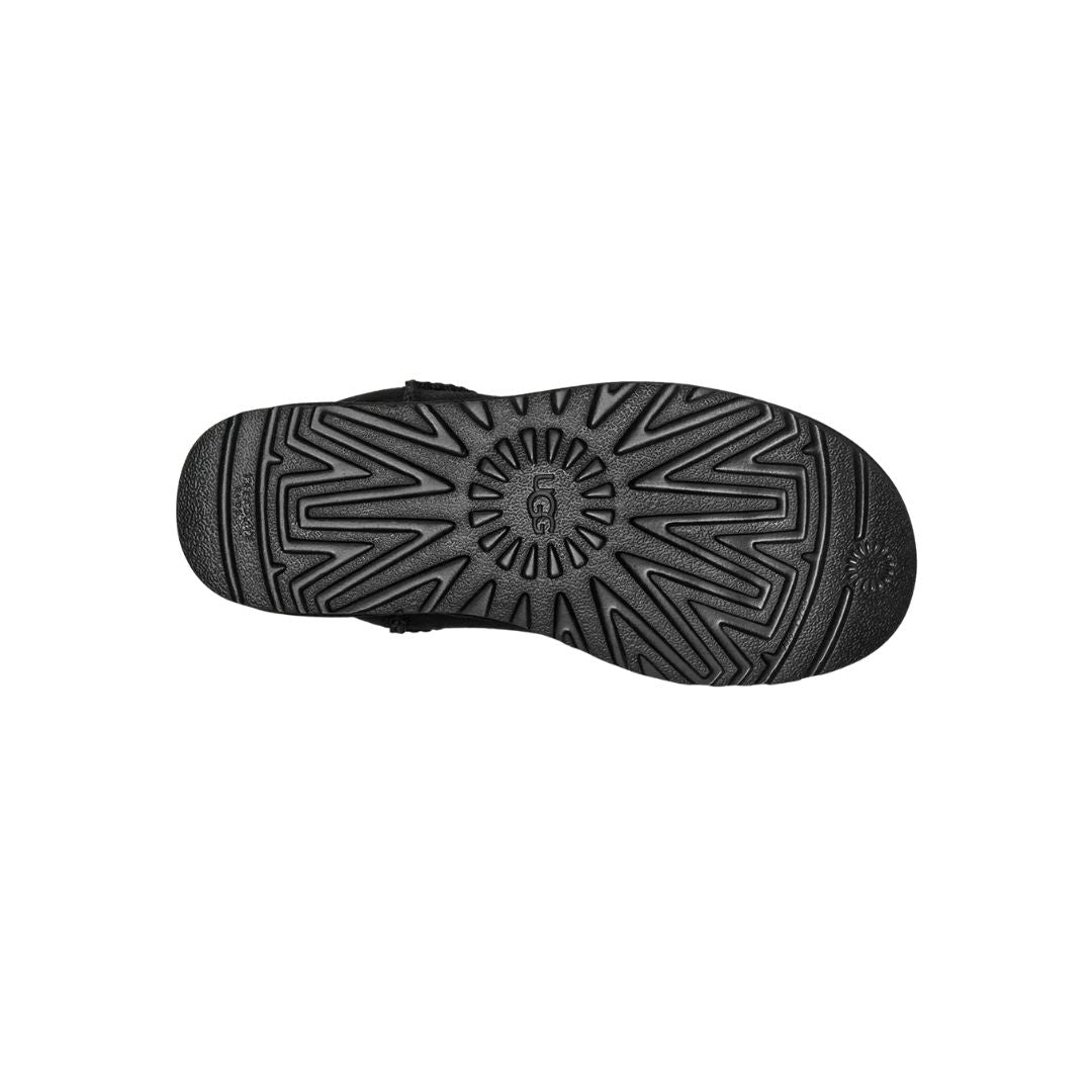 Detalle de la suela negra con dibujo antideslizante de la bota UGG Classic Ultra Mini color Black.