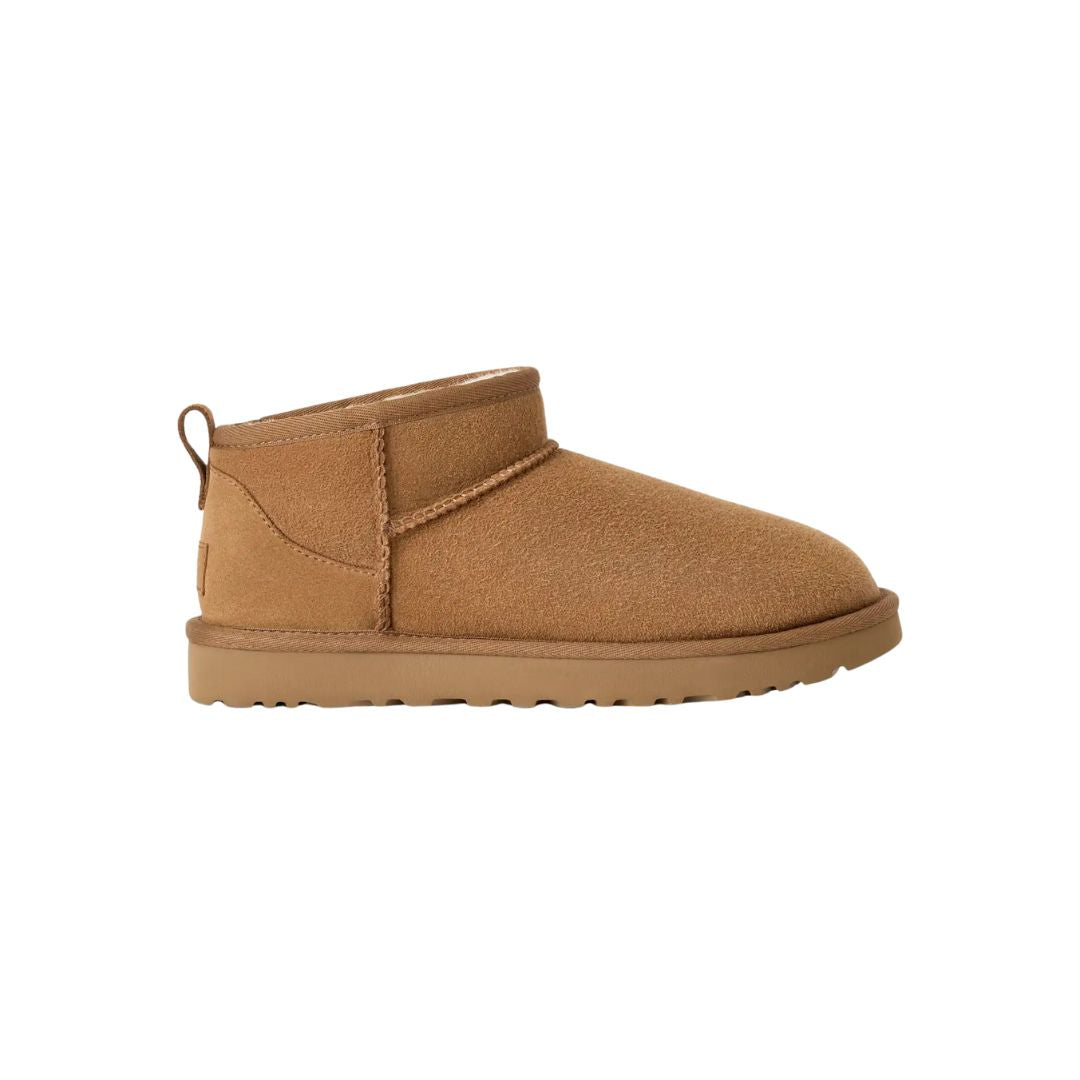 Bota UGG Classic Ultra Mini color Chestnut vista lateral derecha sobre fondo blanco.