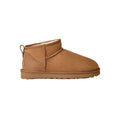 Bota UGG Classic Ultra Mini en color chestnut de perfil completo sobre fondo blanco, mostrando su silueta compacta de caña baja ideal para el uso diario.