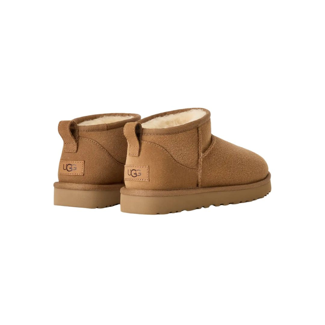 Par de botas UGG Classic Ultra Mini color Chestnut en vista trasera mostrando el logo UGG.