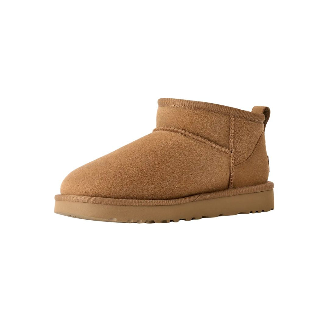 Bota UGG Classic Ultra Mini color Chestnut en vista lateral izquierda con suela Treadlite by UGG.