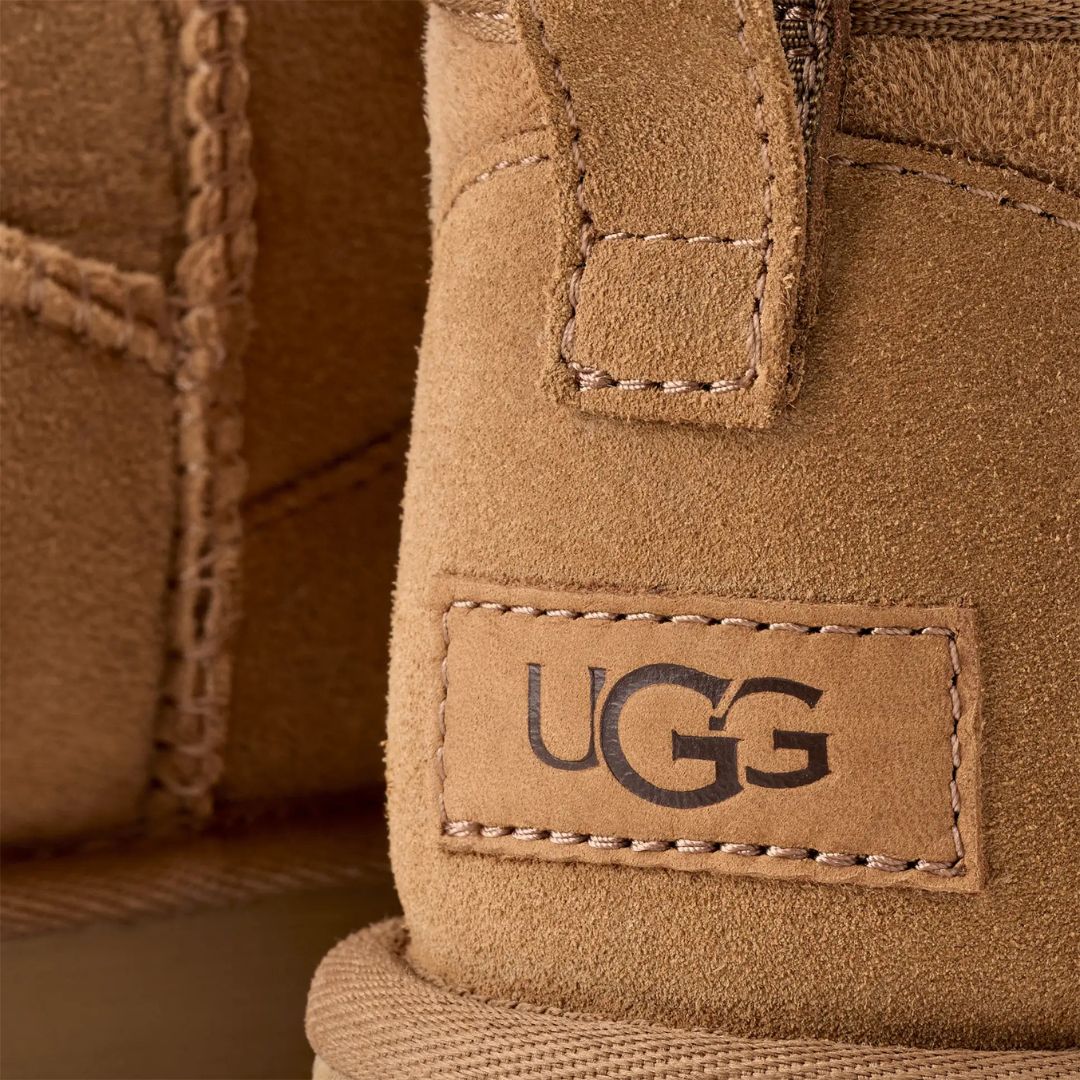 Detalle del talón con logotipo UGG en bota Classic Ultra Mini color Chestnut.