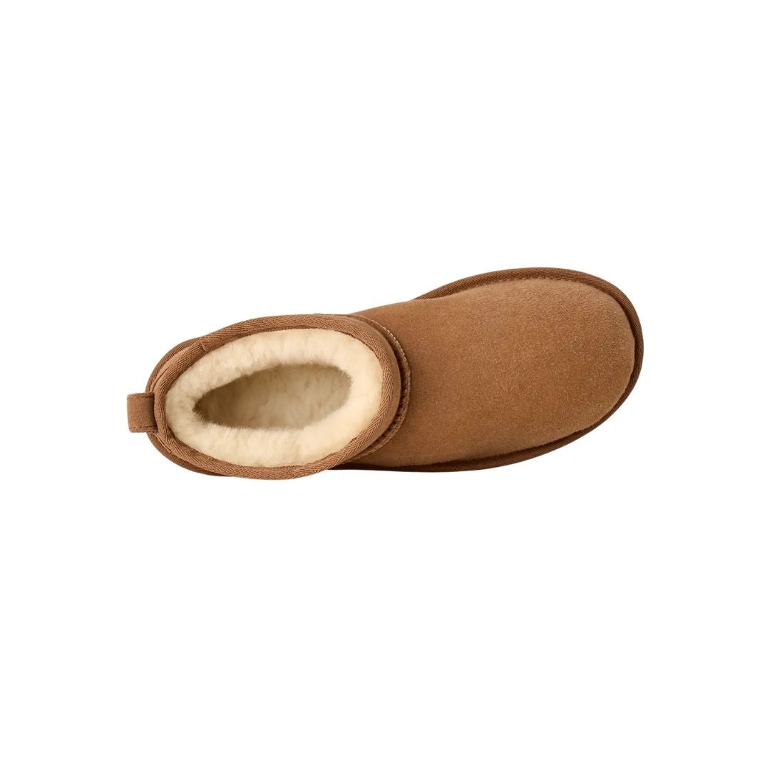 Vista cenital de la bota UGG Classic Ultra Mini en color chestnut mostrando el interior forrado de piel de oveja natural color crudo y la trabilla trasera para calzarla fácil.