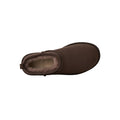 Vista cenital de la bota UGG Classic Ultra Mini en color dusted cocoa mostrando el interior forrado de piel de oveja en tono topo y la trabilla trasera para calzarla.