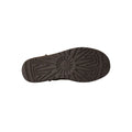 Suela de la bota UGG Classic Ultra Mini en color dusted cocoa mostrando el dibujo direccional de la banda de rodadura y el logotipo UGG grabado en el talón.