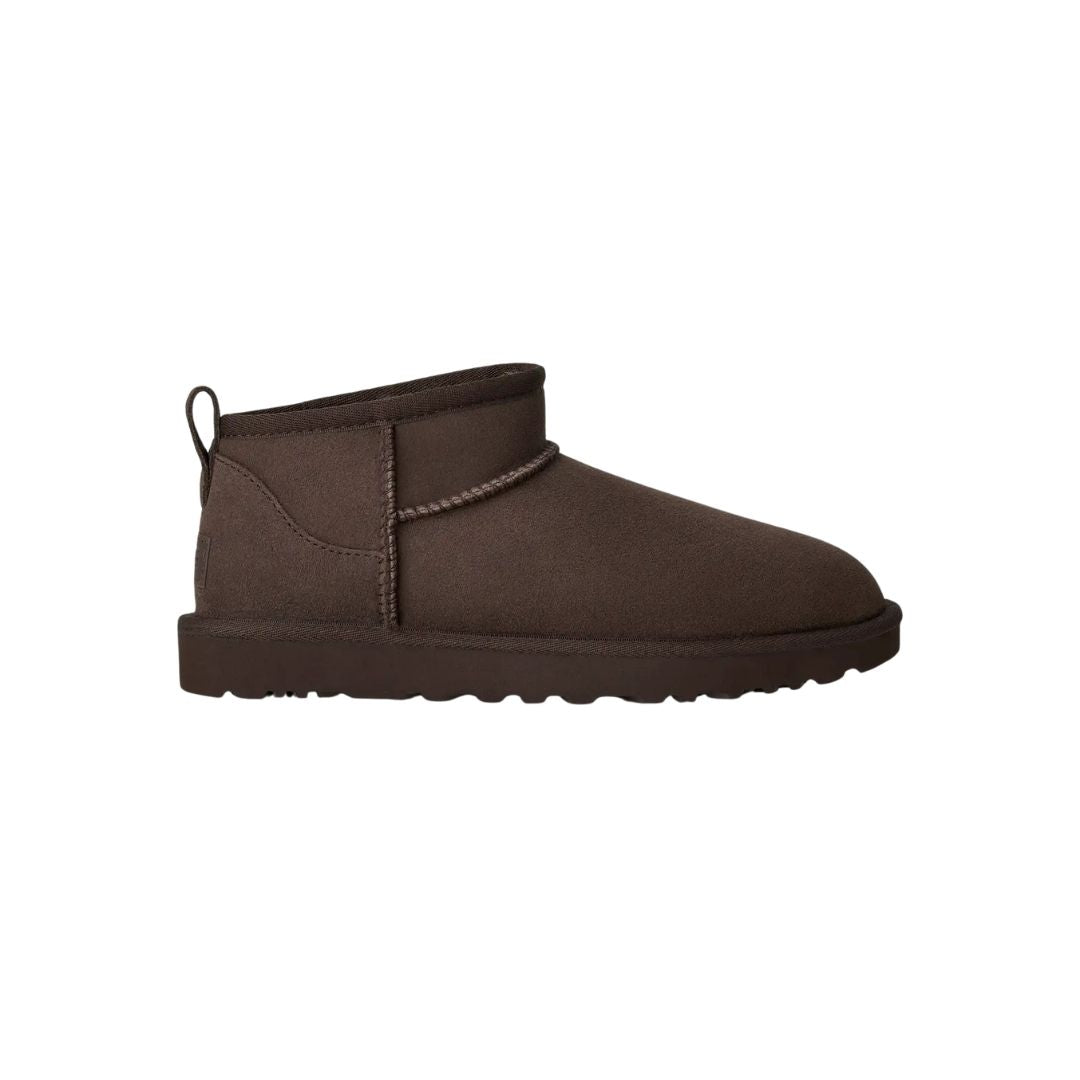 Bota UGG Classic Ultra Mini en color dusted cocoa de perfil completo sobre fondo blanco, mostrando su silueta compacta de caña baja ideal para el uso diario.