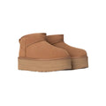 Vista en pareja de las botas UGG Classic Ultra Mini Platform color Chestnut con plataforma de 5 cm.